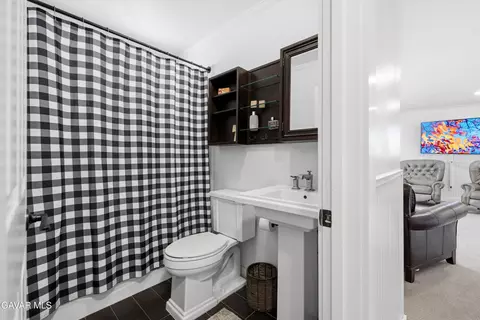 Bath - 23860 Parke Ct, Tehachapi, CA 93561 photo 2 of 2