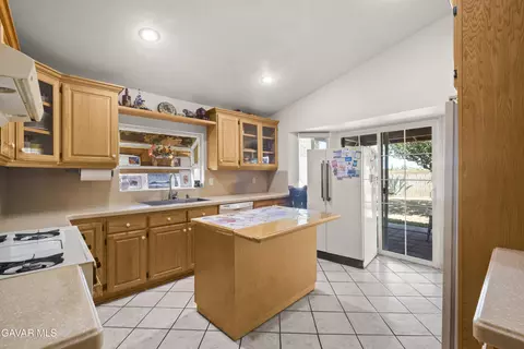 Kitchen - 733 E Avenue J12, Lancaster, CA 93535 photo 3 of 5
