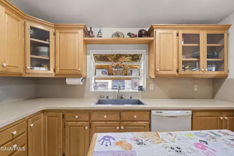 Kitchen - 733 E Avenue J12, Lancaster, CA 93535 photo 4 of 5