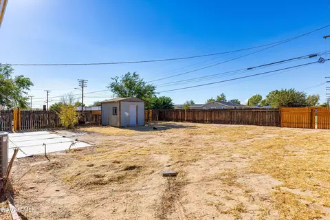 Exterior - 27201 Carmichael St, Boron, CA 93516 photo 4 of 8
