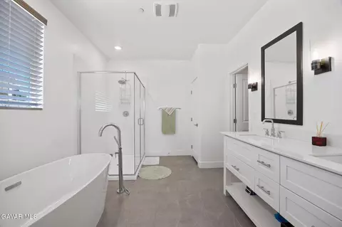 Bath - 45111 Westview Dr, Lancaster, CA 93536 photo 2 of 2