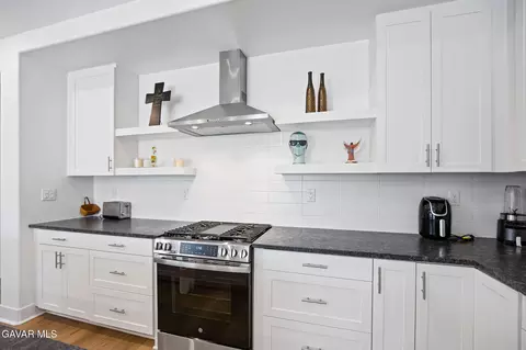 Kitchen - 45111 Westview Dr, Lancaster, CA 93536 photo 3 of 3