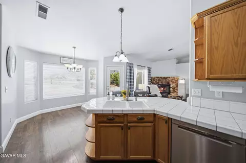 Kitchen - 29960 Caddy Ln, Tehachapi, CA 93561 photo 4 of 5
