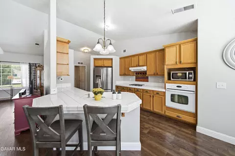 Kitchen - 29960 Caddy Ln, Tehachapi, CA 93561 photo 2 of 5