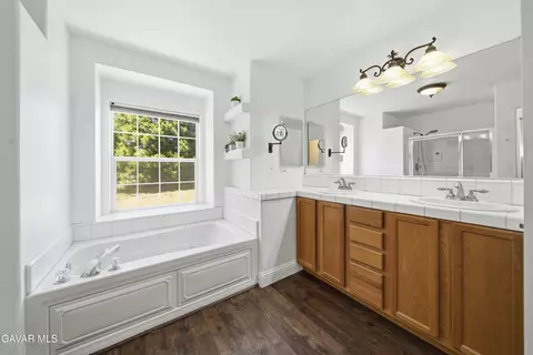 Bath - 29960 Caddy Ln, Tehachapi, CA 93561 photo 2 of 3