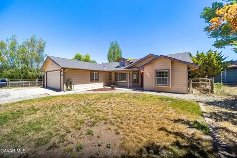 Exterior - 29960 Caddy Ln, Tehachapi, CA 93561 photo 2 of 7