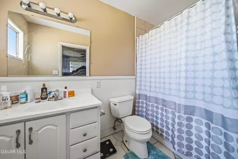 Bath - 21511 San Gabriel Dr, Tehachapi, CA 93561 photo 2 of 2
