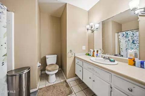 Bath - 21511 San Gabriel Dr, Tehachapi, CA 93561 photo 1 of 2