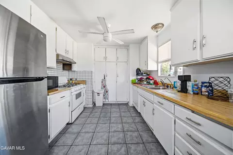 Kitchen - 21511 San Gabriel Dr, Tehachapi, CA 93561 photo 2 of 3