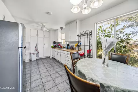 Kitchen - 21511 San Gabriel Dr, Tehachapi, CA 93561 photo 1 of 3