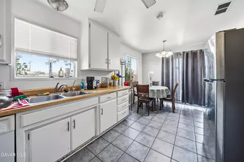 Kitchen - 21511 San Gabriel Dr, Tehachapi, CA 93561 photo 3 of 3
