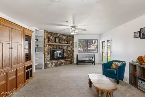 Living - 20440 Clubview Ct, Tehachapi, CA 93561 photo 2 of 2