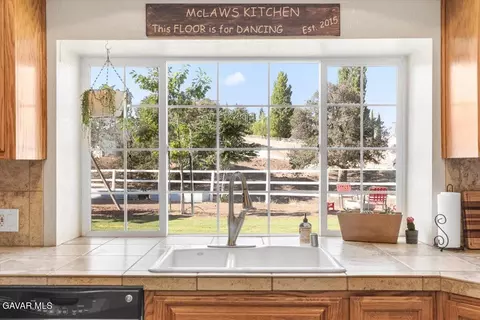 Kitchen - 20440 Clubview Ct, Tehachapi, CA 93561 photo 1 of 2