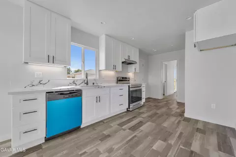 Kitchen - 49040 W 70th St, Lancaster, CA 93536 photo 2 of 2