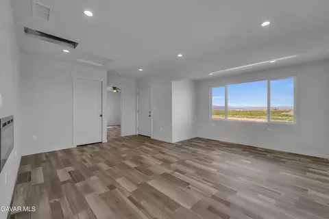 Living - 49040 W 70th St, Lancaster, CA 93536 photo 2 of 3