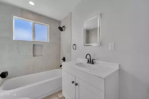Bath - 49040 W 70th St, Lancaster, CA 93536 photo 1 of 1