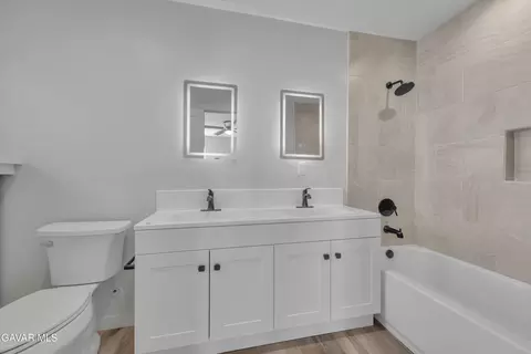 Bath - 49020 W 70th St, Lancaster, CA 93536 photo 2 of 4