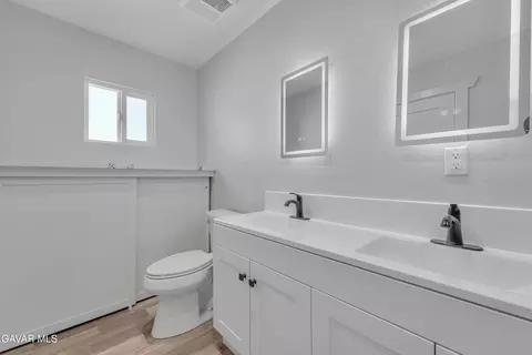 Bath - 49020 W 70th St, Lancaster, CA 93536 photo 3 of 4