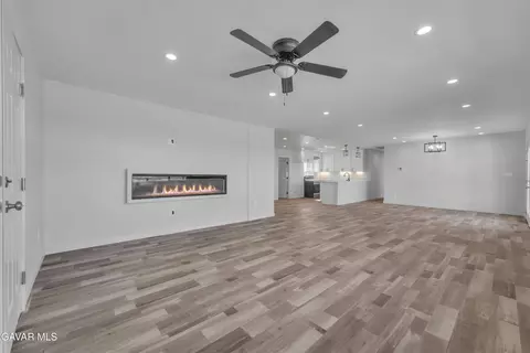 Living - 49020 W 70th St, Lancaster, CA 93536 photo 2 of 4
