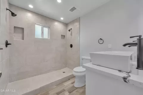 Bath - 49020 W 70th St, Lancaster, CA 93536 photo 1 of 4