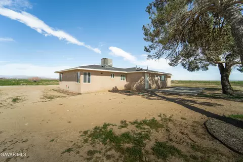 Exterior - 49020 W 70th St, Lancaster, CA 93536 photo 2 of 3