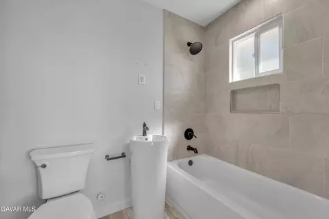 Bath - 49020 W 70th St, Lancaster, CA 93536 photo 4 of 4