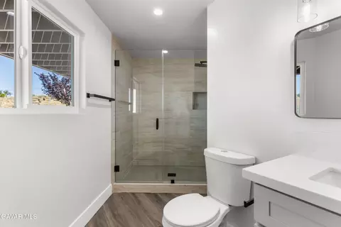 Bath - 27650 Skyline Dr, Tehachapi, CA 93561 photo 3 of 3