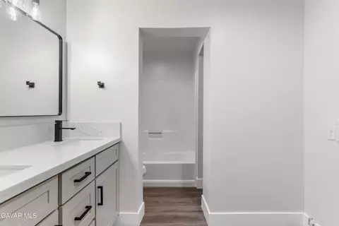 Bath - 27650 Skyline Dr, Tehachapi, CA 93561 photo 2 of 3