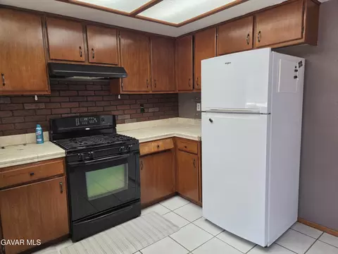Kitchen - 40104 174th St, Lake Los Angeles, CA 93591 photo 2 of 2