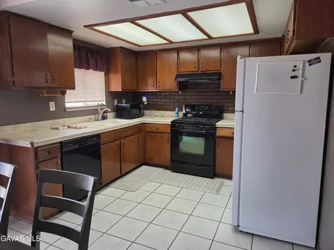 Kitchen - 40104 174th St, Lake Los Angeles, CA 93591 photo 1 of 2
