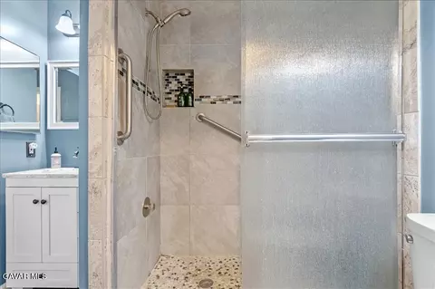 Bath - 93 Meadow Lakes Dr, Tehachapi, CA 93561 photo 2 of 4