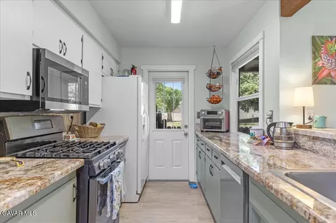 Kitchen - 93 Meadow Lakes Dr, Tehachapi, CA 93561 photo 2 of 5