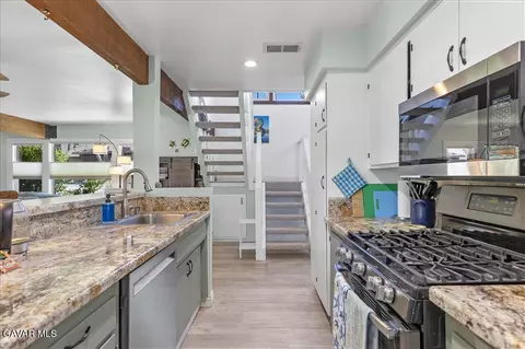 Kitchen - 93 Meadow Lakes Dr, Tehachapi, CA 93561 photo 3 of 5