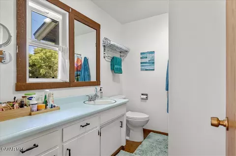 Bath - 93 Meadow Lakes Dr, Tehachapi, CA 93561 photo 3 of 4