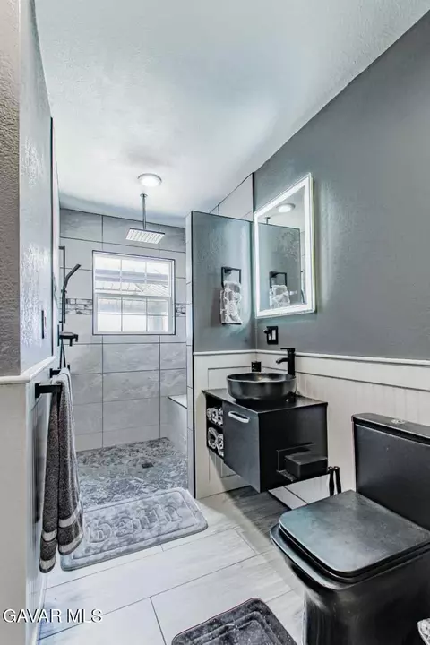 Bath - 24261 Jacaranda Dr, Tehachapi, CA 93561 photo 1 of 7