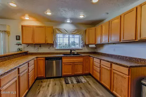 Kitchen - 24261 Jacaranda Dr, Tehachapi, CA 93561 photo 2 of 3