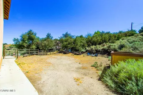 Exterior - 24261 Jacaranda Dr, Tehachapi, CA 93561 photo 2 of 6