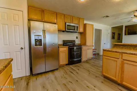 Kitchen - 24261 Jacaranda Dr, Tehachapi, CA 93561 photo 3 of 3