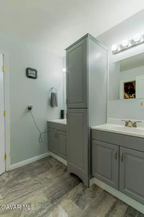 Bath - 24261 Jacaranda Dr, Tehachapi, CA 93561 photo 4 of 7
