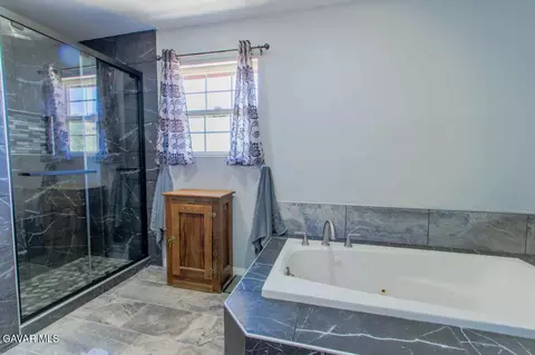 Bath - 24261 Jacaranda Dr, Tehachapi, CA 93561 photo 5 of 7