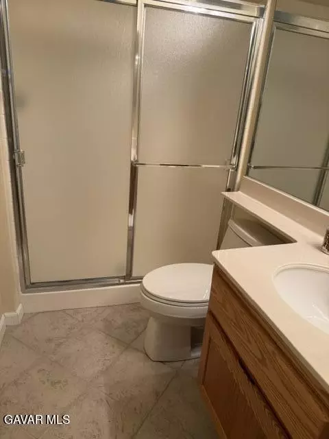 Bath - 44436 Shadowcrest Dr, Lancaster, CA 93536 photo 2 of 6