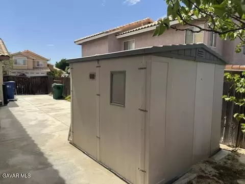 Exterior - 44436 Shadowcrest Dr, Lancaster, CA 93536 photo 4 of 9
