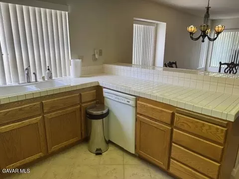 Kitchen - 44436 Shadowcrest Dr, Lancaster, CA 93536 photo 6 of 6