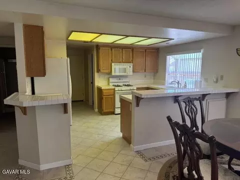 Kitchen - 44436 Shadowcrest Dr, Lancaster, CA 93536 photo 2 of 6