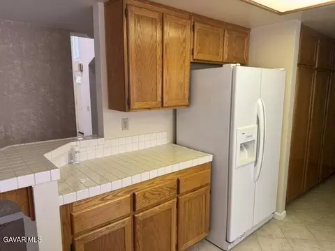 Kitchen - 44436 Shadowcrest Dr, Lancaster, CA 93536 photo 3 of 6