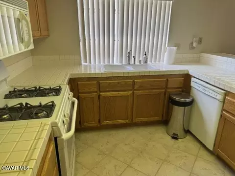 Kitchen - 44436 Shadowcrest Dr, Lancaster, CA 93536 photo 4 of 6