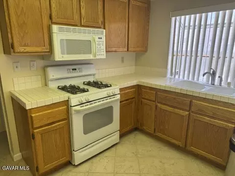 Kitchen - 44436 Shadowcrest Dr, Lancaster, CA 93536 photo 5 of 6