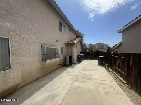 Exterior - 44436 Shadowcrest Dr, Lancaster, CA 93536 photo 8 of 9