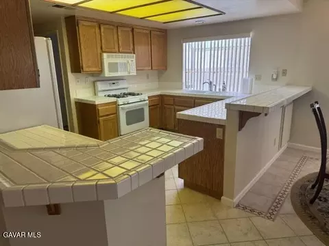 Kitchen - 44436 Shadowcrest Dr, Lancaster, CA 93536 photo 1 of 6
