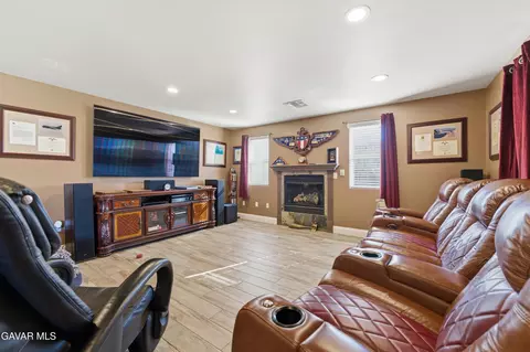 Living - 29300 Peregrine Pl, Tehachapi, CA 93561 photo 3 of 3
